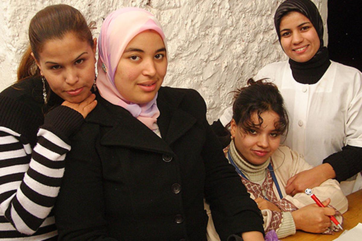 des femmes Marocaines plus qualifiées, mais moins présentes et moins payées sur le marché du travail