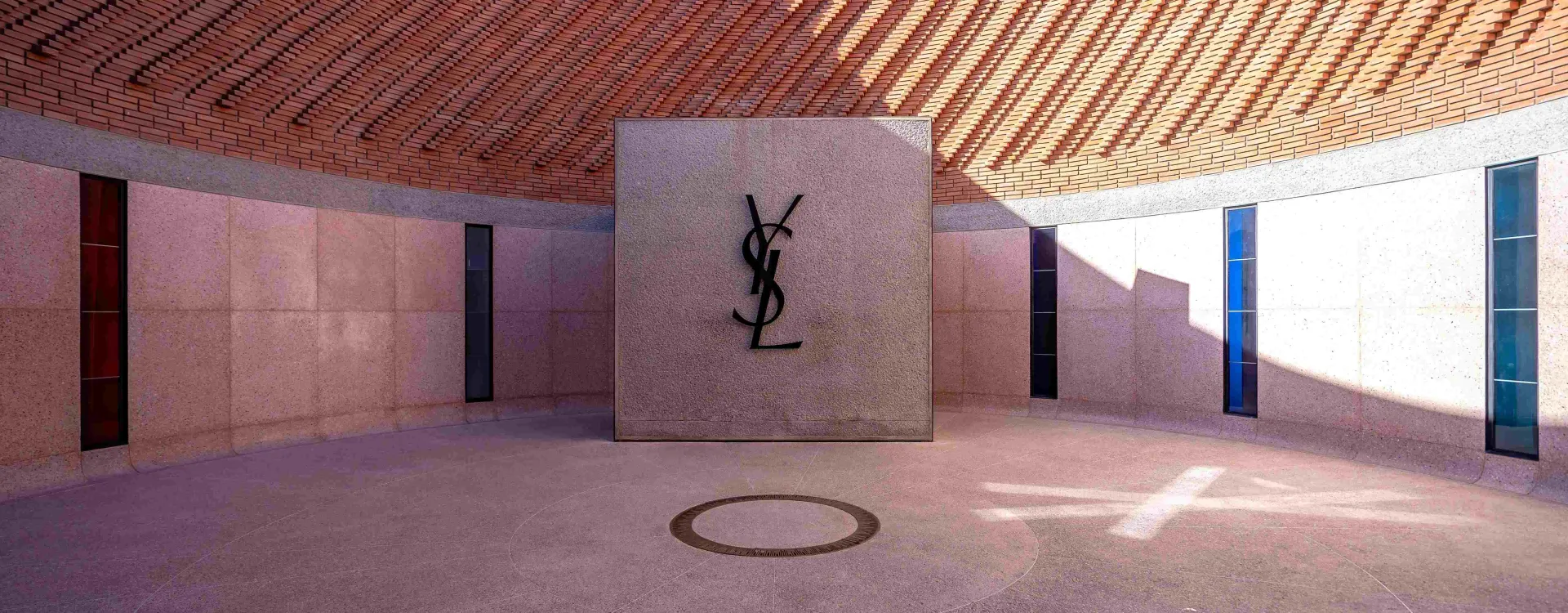 Un Regard Intime : Le Musée Yves Saint Laurent de Marrakech Dévoile l'Exposition « Yves Saint Laurent et ses chiens »